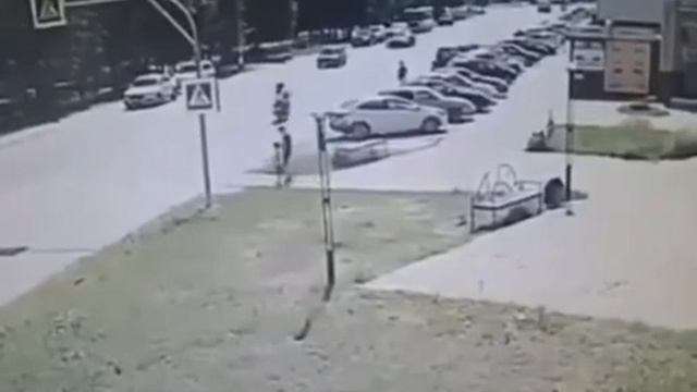 Два человека пострадали в результате столкновения мотоцикла с автомобилем смотреть онлайн