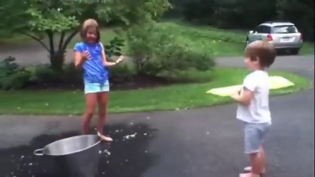 Ice Bucket Magic Trick смотреть онлайн
