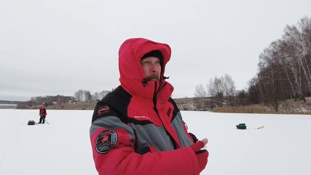 Окунь на блесну по первому льду. Пруд подарил несколько приятных бонусов. смотреть онлайн