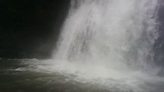 Весенний водопад на р. Черемшанка. Черемшанский водопад. Горная река. Бурное течение. falls смотреть онлайн