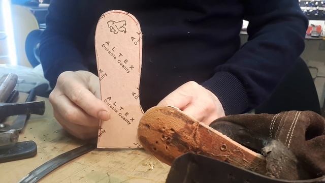 Ремонт обуви.Замена супинатора, и короткий анекдот. смотреть онлайн