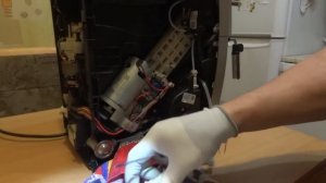 Delonghi Magnifica S потекла на стол при включении , РЕМОНТ .