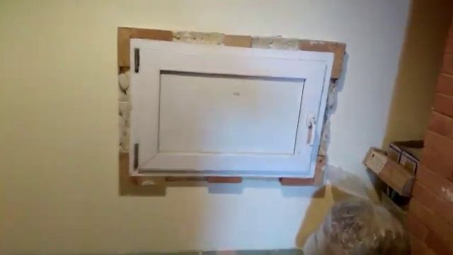 Шлюз для дров в стене дома. Удобно, тепло, чисто. смотреть онлайн