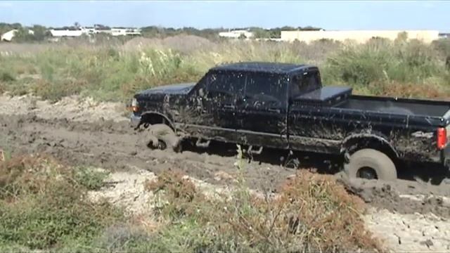 F350 Turbo Deisel Goes almost stuck in mud! смотреть онлайн