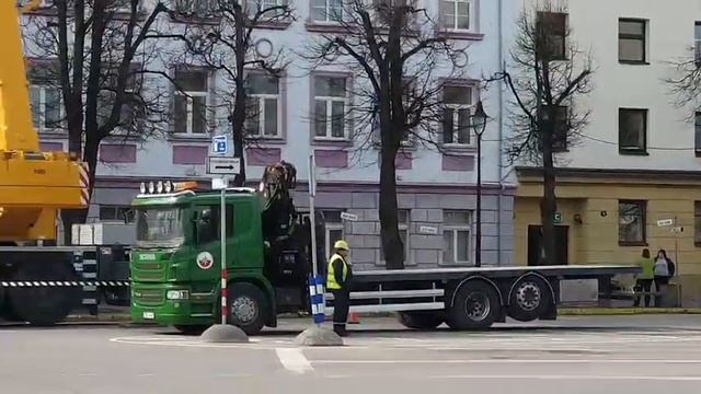 На здании Нарвской горуправы заменили лампочки в системе освещения смотреть онлайн