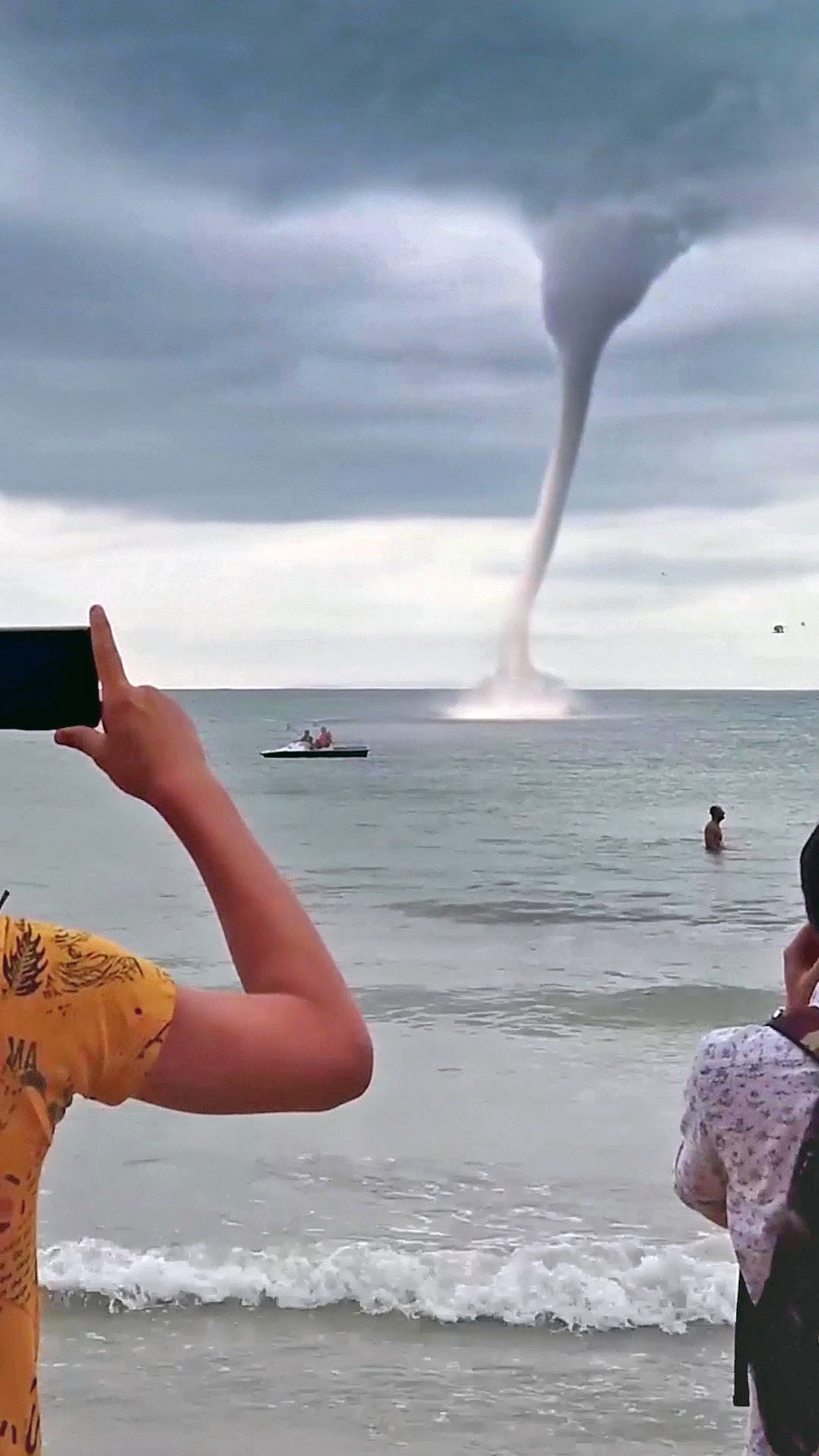 Анапа. Смерч в Черном море. Бегите, не то трусы унесет смотреть онлайн