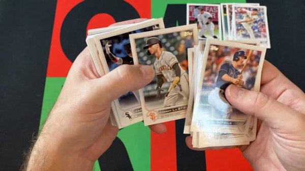 Hanger Over Saturday: 2022 Topps MLB Baseball Series 1 Hanger #3! ⚾