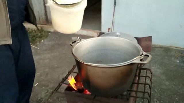 Готовим куриные ножки с кортошкой в казане на огне смотреть онлайн