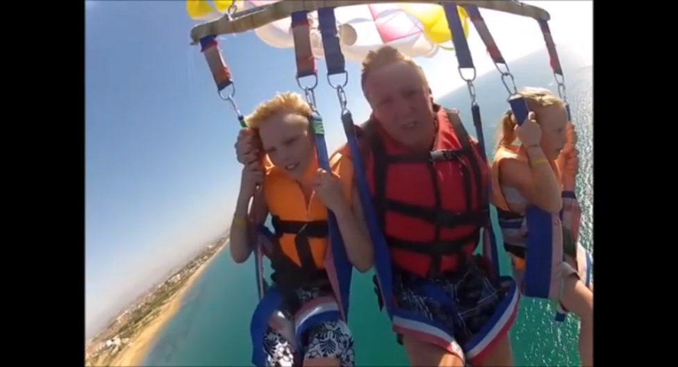 Падение параплана с семьей