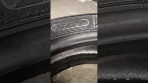 Спускает колесо на мотоцикле по диску .