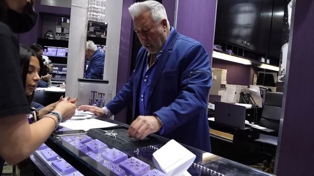 PINK AND YELLOW DIAMONDS!! Day in the Jewelry Store смотреть онлайн