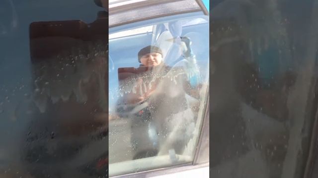 как протереть стëкла и зеркала не замарав руки)