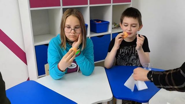 Дети пробуют сладости со всего мира (Центр StartUM) смотреть онлайн