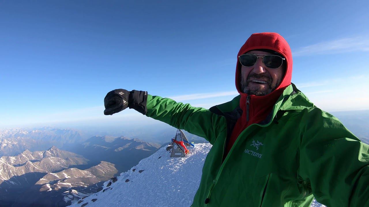"Семь вершин за полгода". Александр Абрамов на Эльбрусе, шестой вершине проекта смотреть онлайн