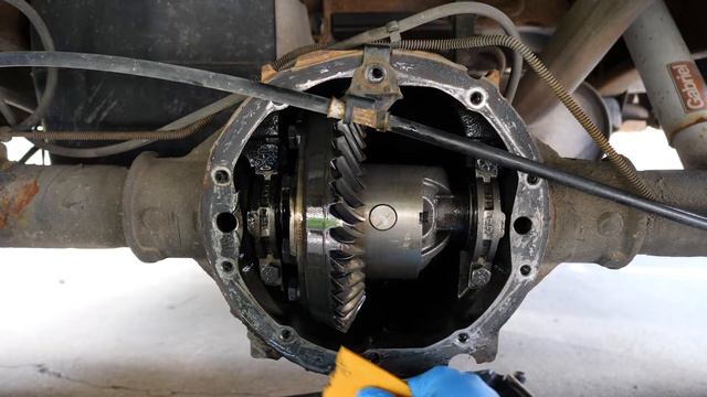 CHANGING My Differential Fluid - (2000 GMC Sierra 1500 10 Bolt GT4 3.73)