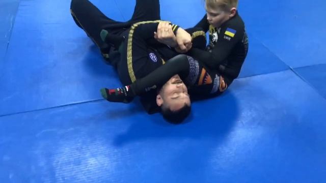 Защита от болевого на руку с контратакой (Armbar escape) смотреть онлайн