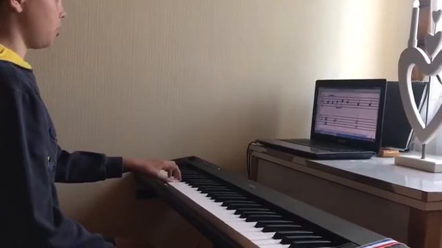 Семён (особенный ребёнок). "Перепёлочка" по нотам левой рукой с сольфеджированием смотреть онлайн