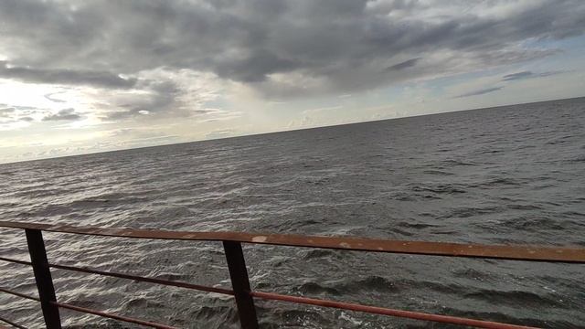 Загрузились на баржу. идём по воде 4 суток. любуемся природой.