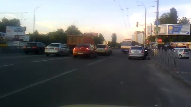 Автостанция Южная, Киев, светофор работает в нештатном режиме смотреть онлайн
