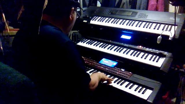 "Va Cayendo una Lágrima" Teclados Raúl Aguilar Robles смотреть онлайн