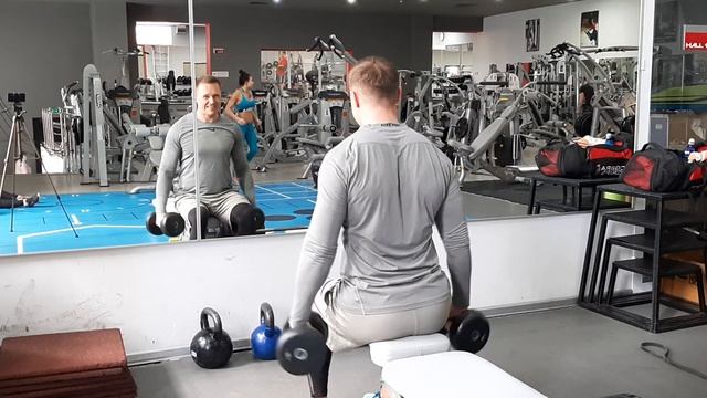 Отведения с гантелями сидя смотреть онлайн