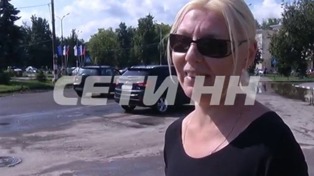 Машина утонула посреди дороги в Автозаводском районе