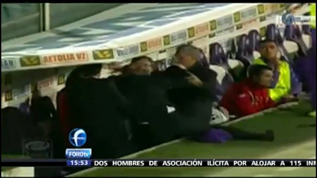 Delio Rossi entrenador de la Fiorentina golpea a uno de sus jugadores смотреть онлайн