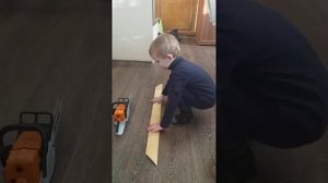 Шокирующее Видео Слабонерным не Смотреть.Малыш и Бензопила Штиль Правила Безопасной Работы