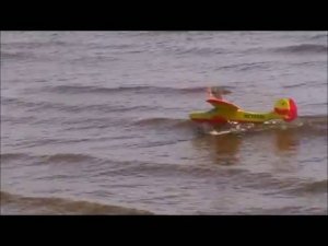 Смешное видео про радиоуправляемый гидросамолёт Весёлый гидроплан