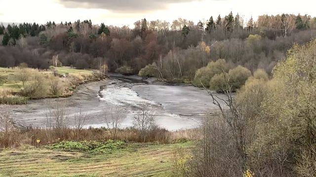 Наступает осень, красивую реку спустили и стала она ручьем с грязными берегами, листья упали! смотреть онлайн