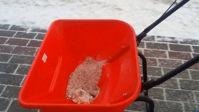 Ручной пескоразбрасыватель смотреть онлайн