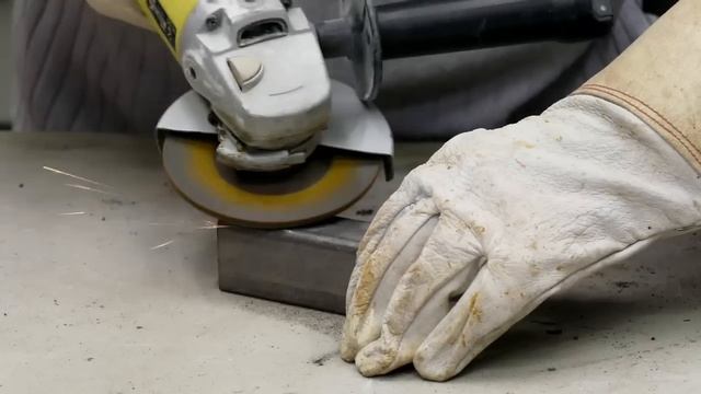 Svářecí invertor Scheppach VSE900