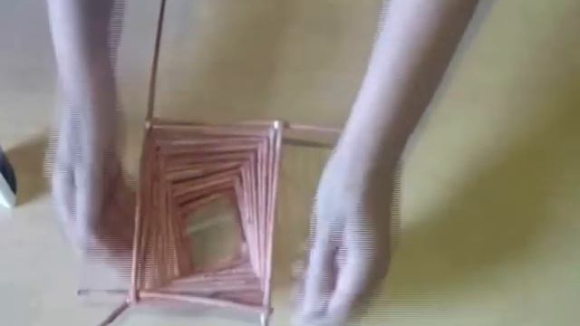 Спиральное плетение из трубочек - урок 1 / Spiral weave from newspapers смотреть онлайн