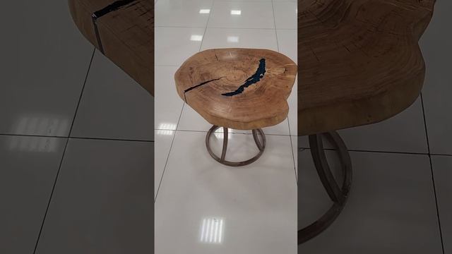 Эпоксидный столик ручной работы из массива дерева. Деревянный столик из эпоксидной смолы. смотреть онлайн