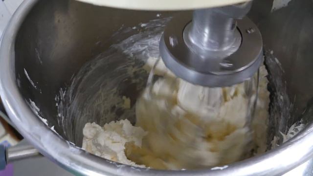 SNS에서 핫했던! 그 마카롱~ 대량생산 현장 (Amazing and exciting! Mass production of macarons / Korean food factory) смотреть онлайн