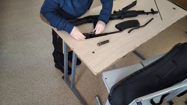 шестилетний ребенок разбирает автомат калашникова смотреть онлайн
