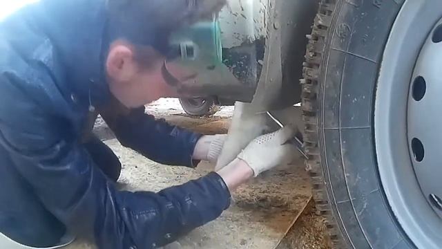 устанавливаем трэшовый брызговик из линолиума на ниву смотреть онлайн