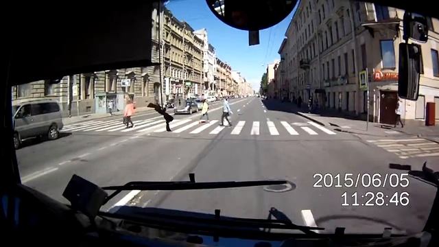 Не пропустил на зебре бывшего мера СПб смотреть онлайн