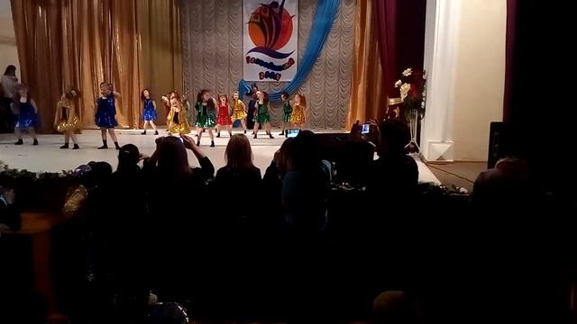 Выступление в Сартировке танец "тусовка Бабки-Ежки" смотреть онлайн