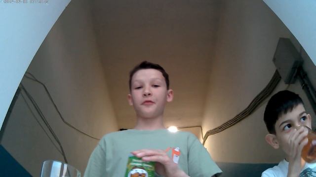 Челендж кто первый съест чипсы ПРИНГЛС