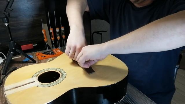 РЕМОНТ АКУСТИЧЕСКОЙ ГИТАРЫ Ч.5 I ЗАМЕНА БРИДЖА I КАК ПРИКЛЕИТЬ СТРУНОДЕРЖАТЕЛЬ смотреть онлайн