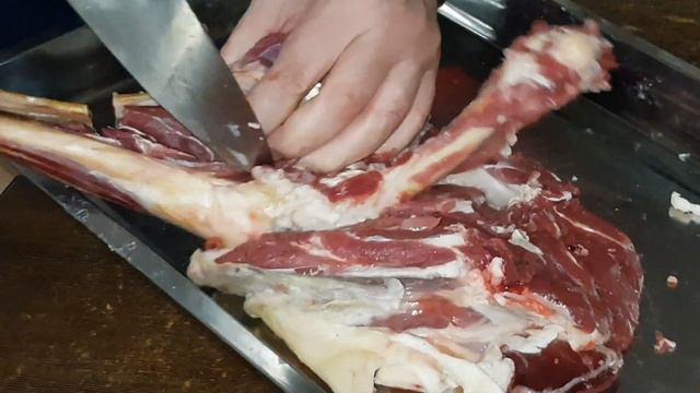 Разделка бараньей ноги за 3 минуты. Boning Lamb 3 Min #Обвалкамяса #Баранина #ДегустаторТолстов