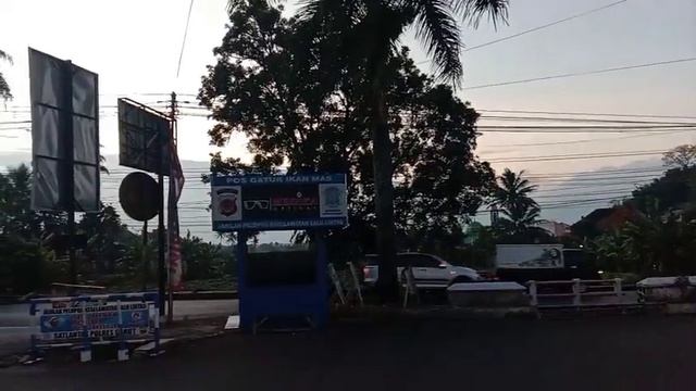 pintu gerbang masuk ke jalan Cipanas baru,Garut, west Java, Indonesia,suasana pagi jam 06.10 смотреть онлайн