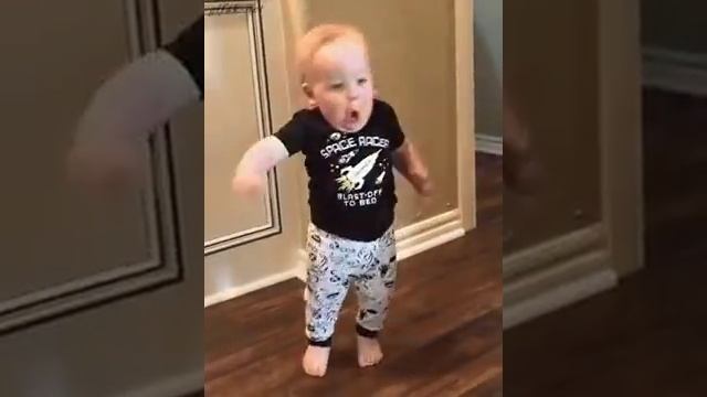 Когда решил уйти с работы пораньше, но увидел начальника смотреть онлайн