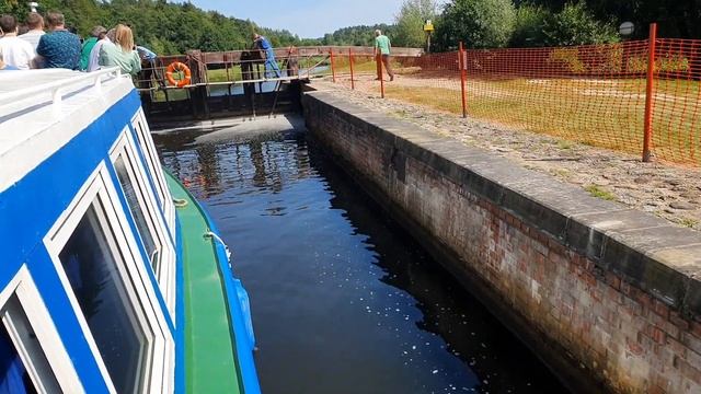 Проход корабля через шлюз Домбровка на Августовском канале, сброс уровня воды смотреть онлайн