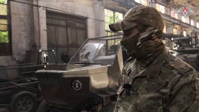 В зоне СВО современные кулибины собирают мотовездеходы для нужд военнослужащих 💬 Командир ремонтно смотреть онлайн