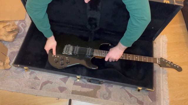 Unboxing the Ultimate Gibson / Fender Love-Child Superstrat from the 80s смотреть онлайн
