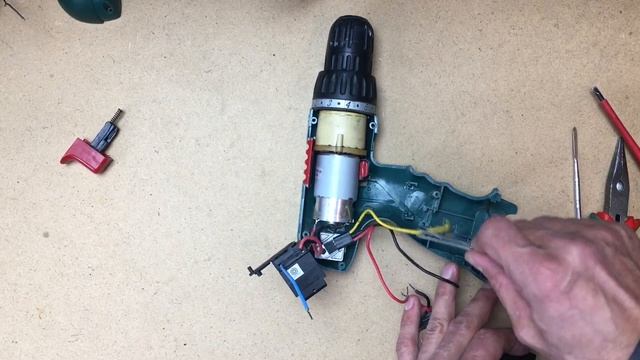 Шуруповерт VERTO. Ремонт кнопки. смотреть онлайн