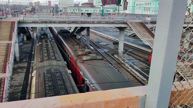 Электропоезд ЭП2Д-0093 отправляется со станции Новосибирск-Главный смотреть онлайн