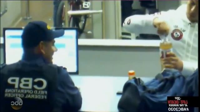 The guy decided to cheat customs and that's what came of it. смотреть онлайн